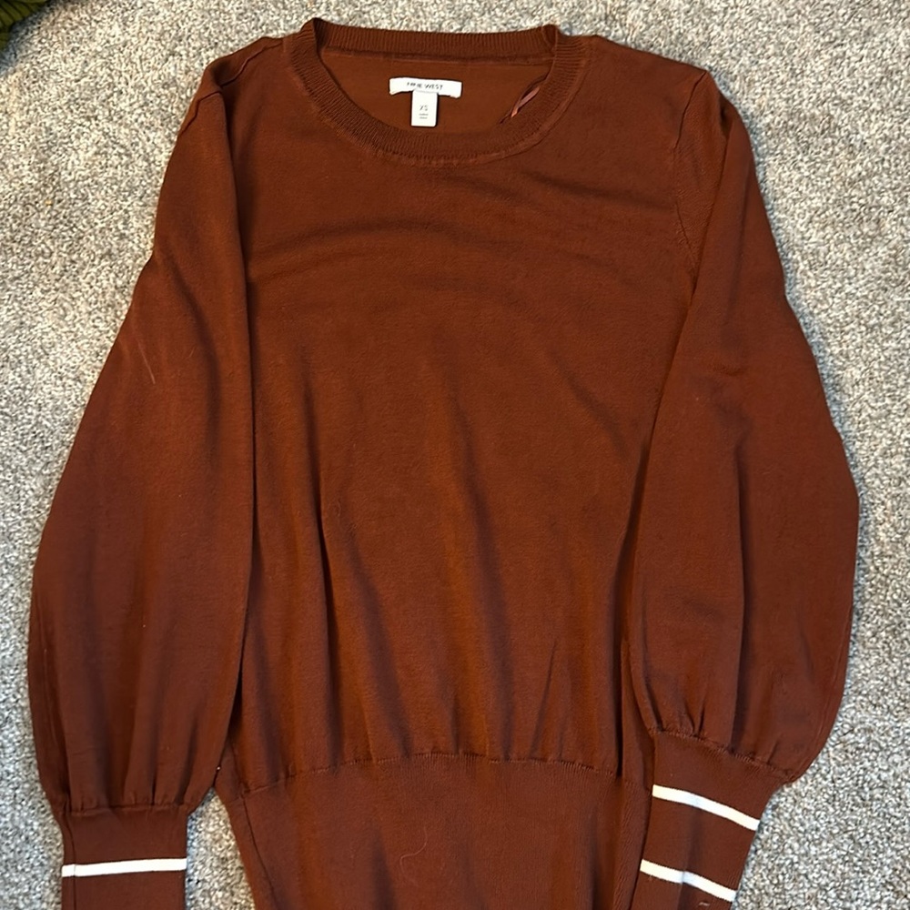 💖Nine West // copper colored crew sweater with white stripe detail at wrists
